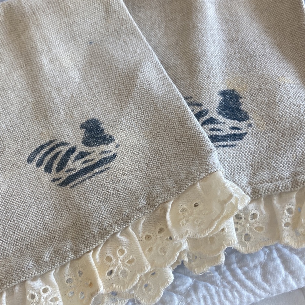 Rustic Beige Tea Towels with stenciled navy hens Design 1980s vintage - Picture 6 of 6